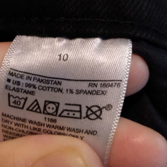 Old Navy Raw Hem Highwaisted Distressed Black Capri Jeans - Picture 5 of 13